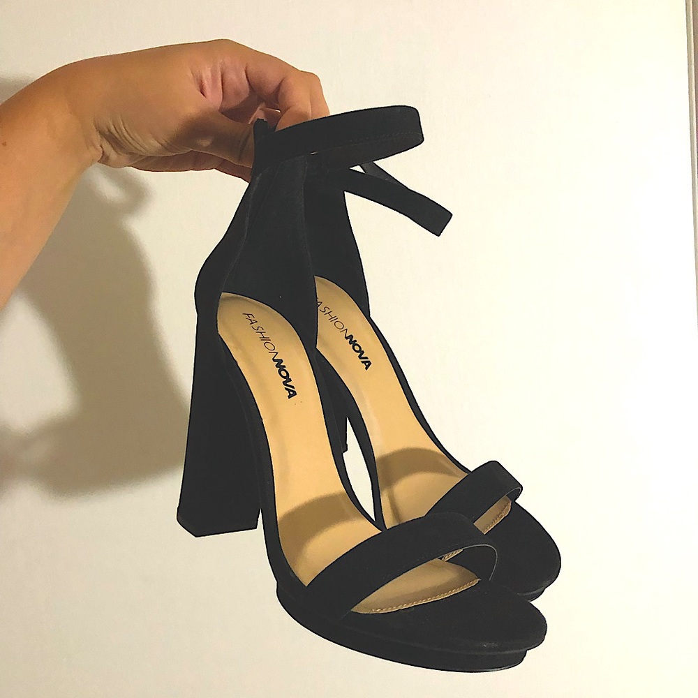 NWT! Fashinnova Black Heel Sandals Size 9